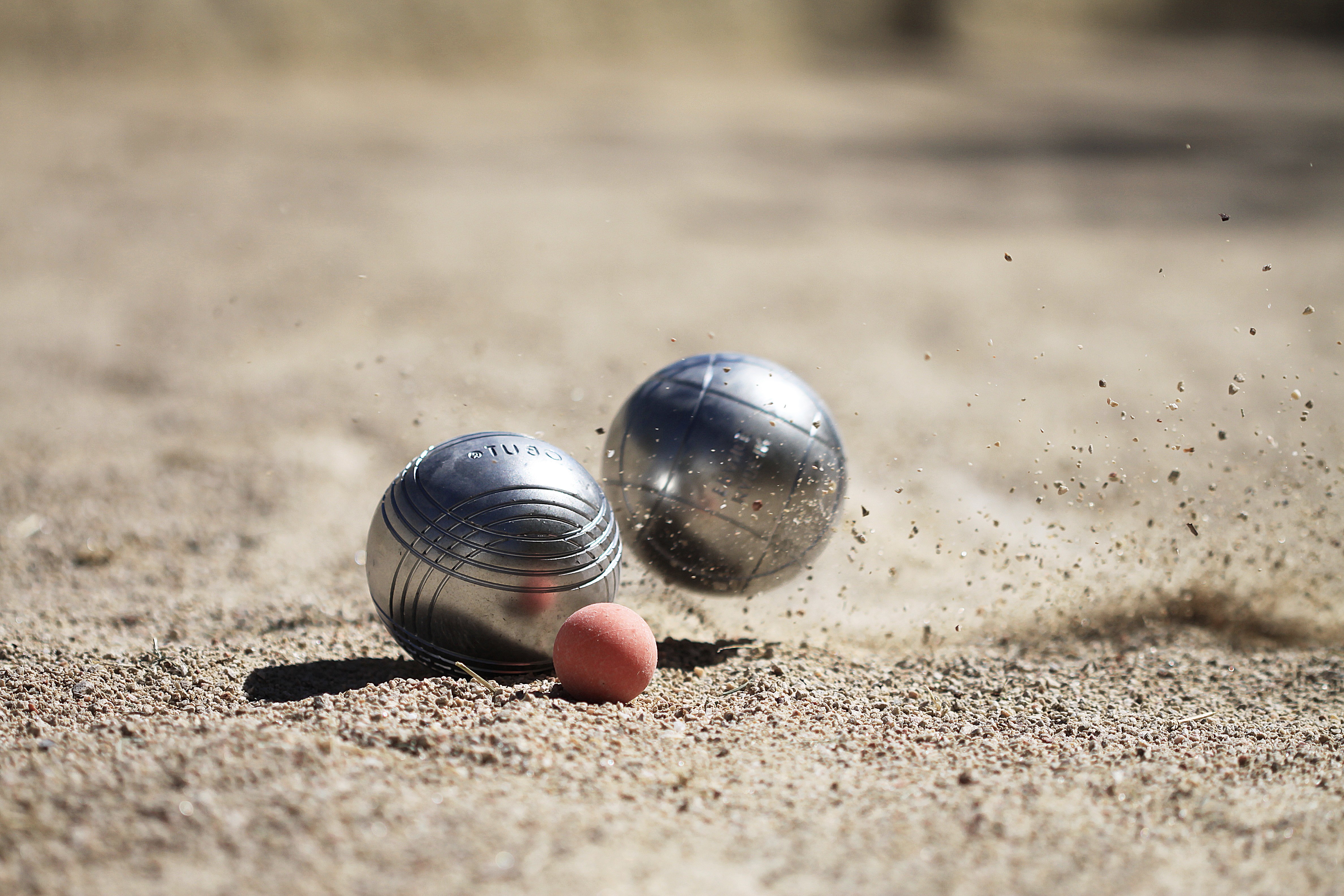 Quelles sont les particularités des boules de pétanque de compétition ?